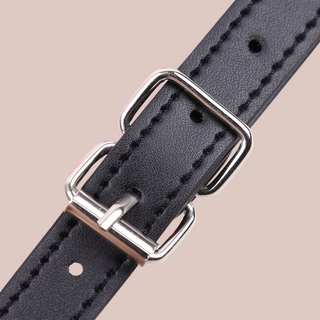 A close up of the strap and buckle.